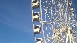 INCIDENT în Parcul Tei din Capitală. Roata din parcul de distracţii s-a blocat timp 45 de minute - FOTO 