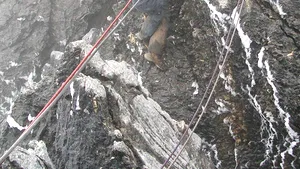 O femeie, în comă, după ce a fost LOVITĂ de un bolovan în cap, în timp ce asigura coarda unui alpinist