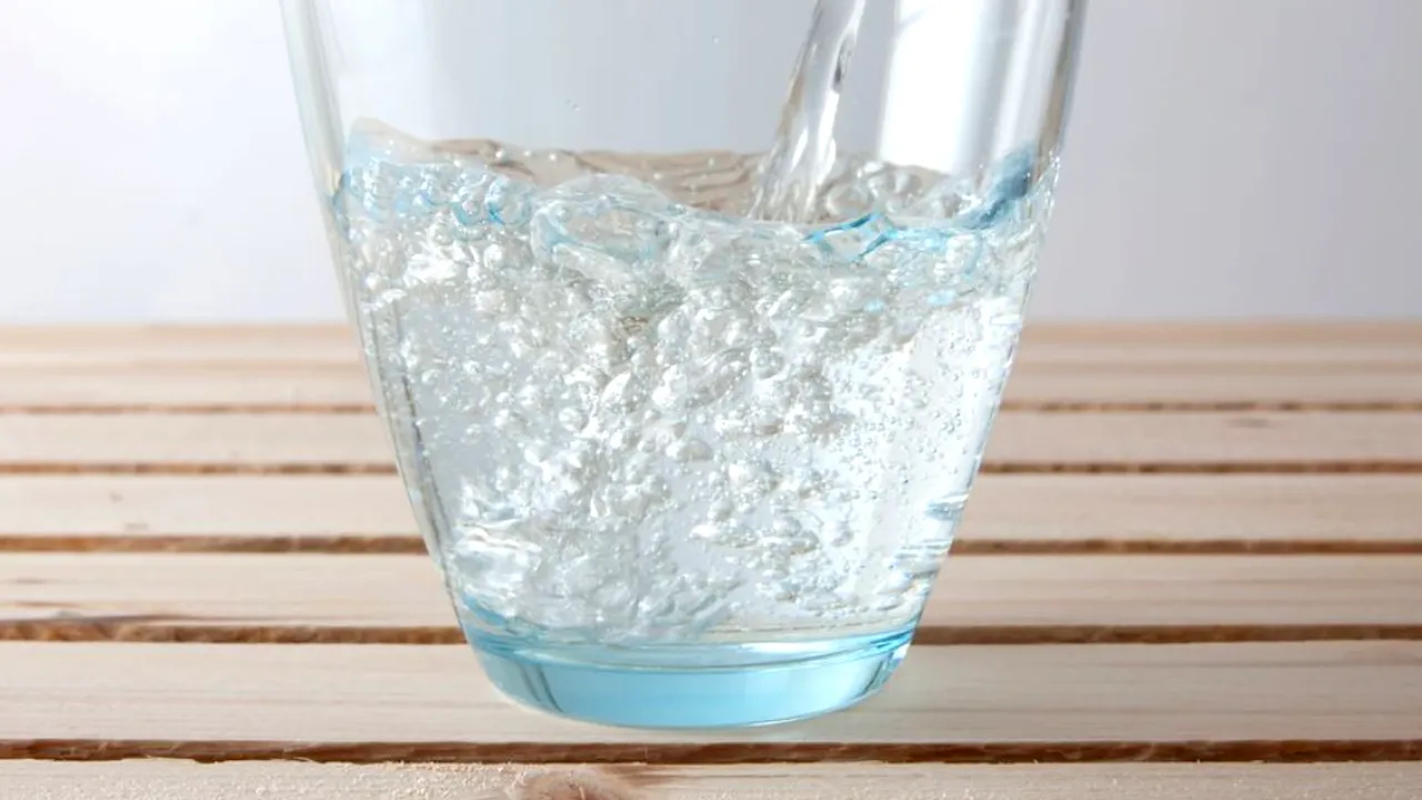 STUDIU. Apa carbogazoasă ar putea ajuta la slăbit. Ar reduce nivelul zaharului din sânge