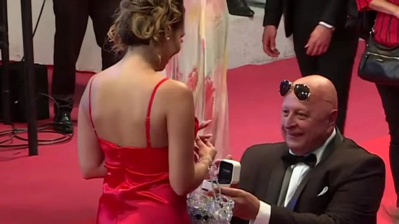 Iubirea nu are vârstă: Un milionar şi-a cerut în căsătorie iubita cu 40 de ani mai tânără chiar pe covorul roşu de la Cannes - VIDEO 