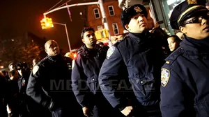 Zeci de mii de poliţişti au participat la funeraliile colegului lor Rafael Ramos asasinat la New York