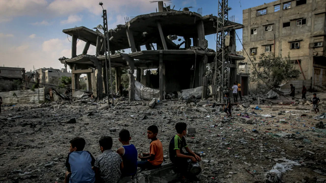 Familii blocate în Gaza, în ciuda ameninţărilor israeliene. Civilii sunt etichetați drept teroriști