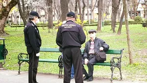 PROTEJAŢI BĂTRÂNII. Persoanele cu vârsta de peste 70 de ani ar putea fi izolate la domiciliu