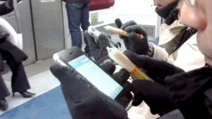 Coreenii au descoperit cum pot folosi iPhone-ul iarna fără stylus şi cu mănuşi - cu un cârnat