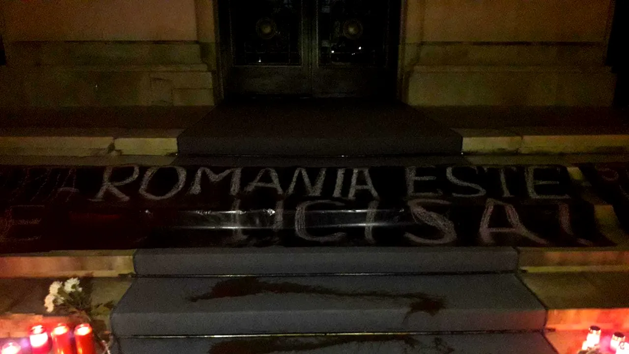 Protest #rezist pe scările MAI: „E sângele fetelor de la Caracal, vărsat din cauza poliţiştilor” | FOTO