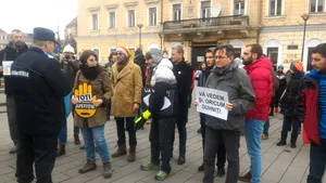 PROTEST la Cluj: Peste o sută de oameni au ieşit în stradă, nemulţumiţi de intenţia de revocare a şefei DNA | FOTO
