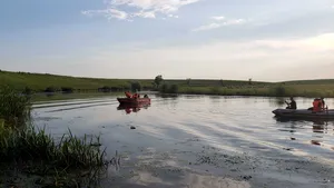 Un bărbat aflat la pescuit, dat dispărut, este căutat cu două bărci de pompierii din Teleorman | FOTO, VIDEO