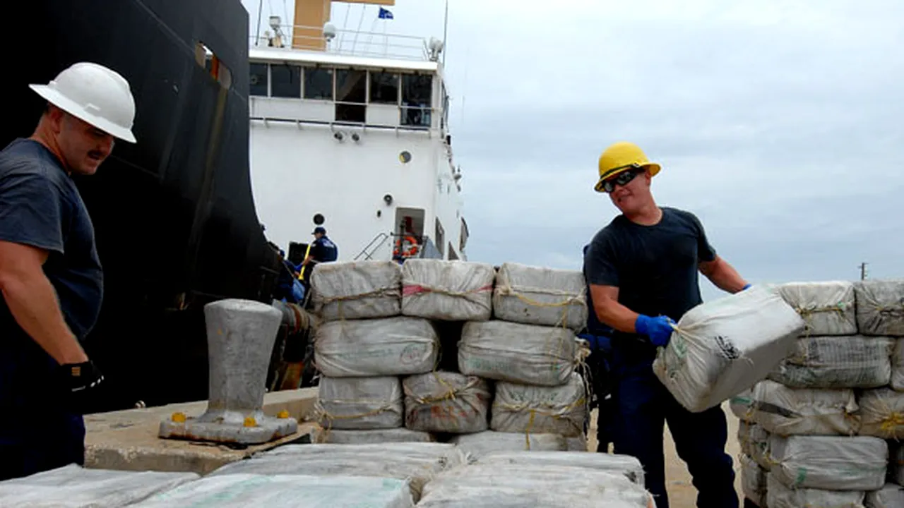 Şapte tone de cocaină, confiscate de Paza de Coastă americană la bordul unui submarin - FOTO