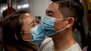 VIDEO | Imagini tulburătoare din Wuhan. ”Blocaţi” în case din cauza coronavirusului, oamenii au găsit un mod inedit de a se încuraja 
