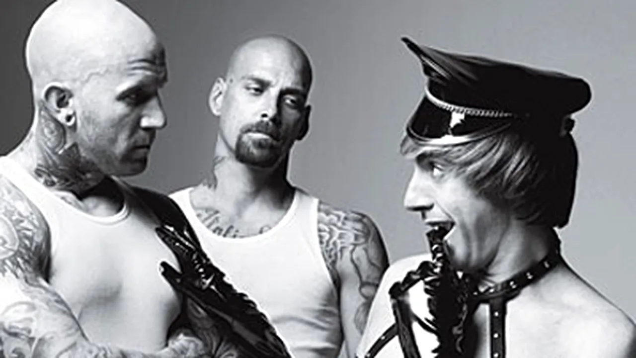 Sacha Baron Cohen a pozat nud pe coperta revistei GQ - GALERIE FOTO