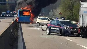 „Micul erou” care a alertat autorităţile în cazul autobuzului şcolar incendiat în Italia va primi o recompensă deosebită 