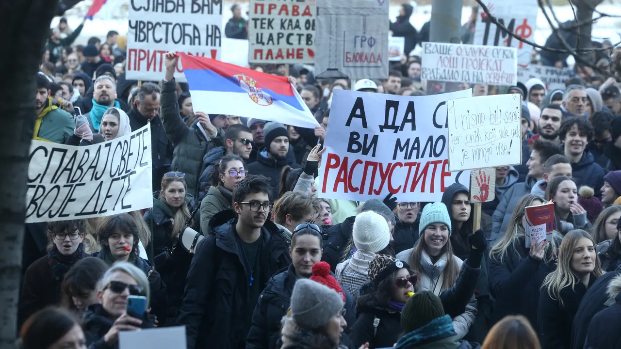 Protest de amploare la Belgrad, după prăbuşirea acoperişului din gara Novi Sad