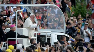 Papa Francisc i-a cucerit definitiv pe moldoveni: A recitat din Eminescu şi a salutat mulţimea în limba română „Mă simt acasă cu voi”