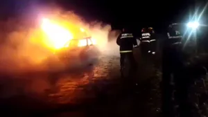Maşină cuprinsă de flăcări pe un drum din Olt. Autoturismul a ars în totalitate - VIDEO