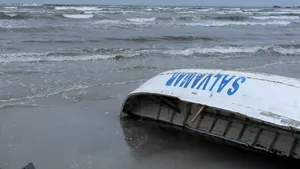 Plajele din Constanţa şi Mamaia, brăzdate de şanţuri formate de ploi