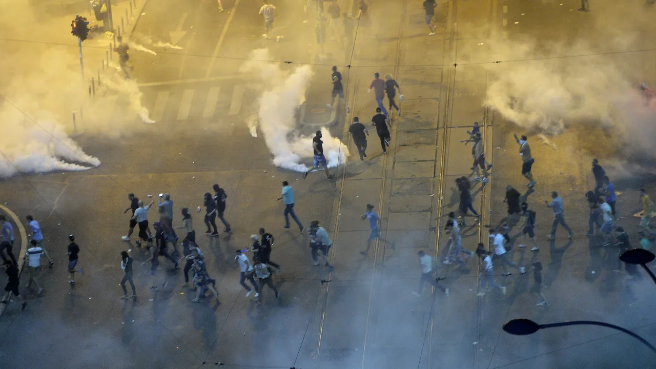Filmul VIOLENŢELOR de la mitingul diasporei din Piaţa Victoriei. Cum au ajuns grupurile de provocatori în faţa Guvernului. A fost reacţia Jandarmeriei una proporţională?