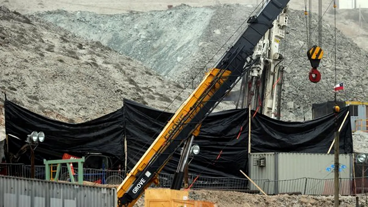 Risc de alunecări de teren şi stres, în timpul ridicării la suprafaţă a minerilor blocaţi în Chile