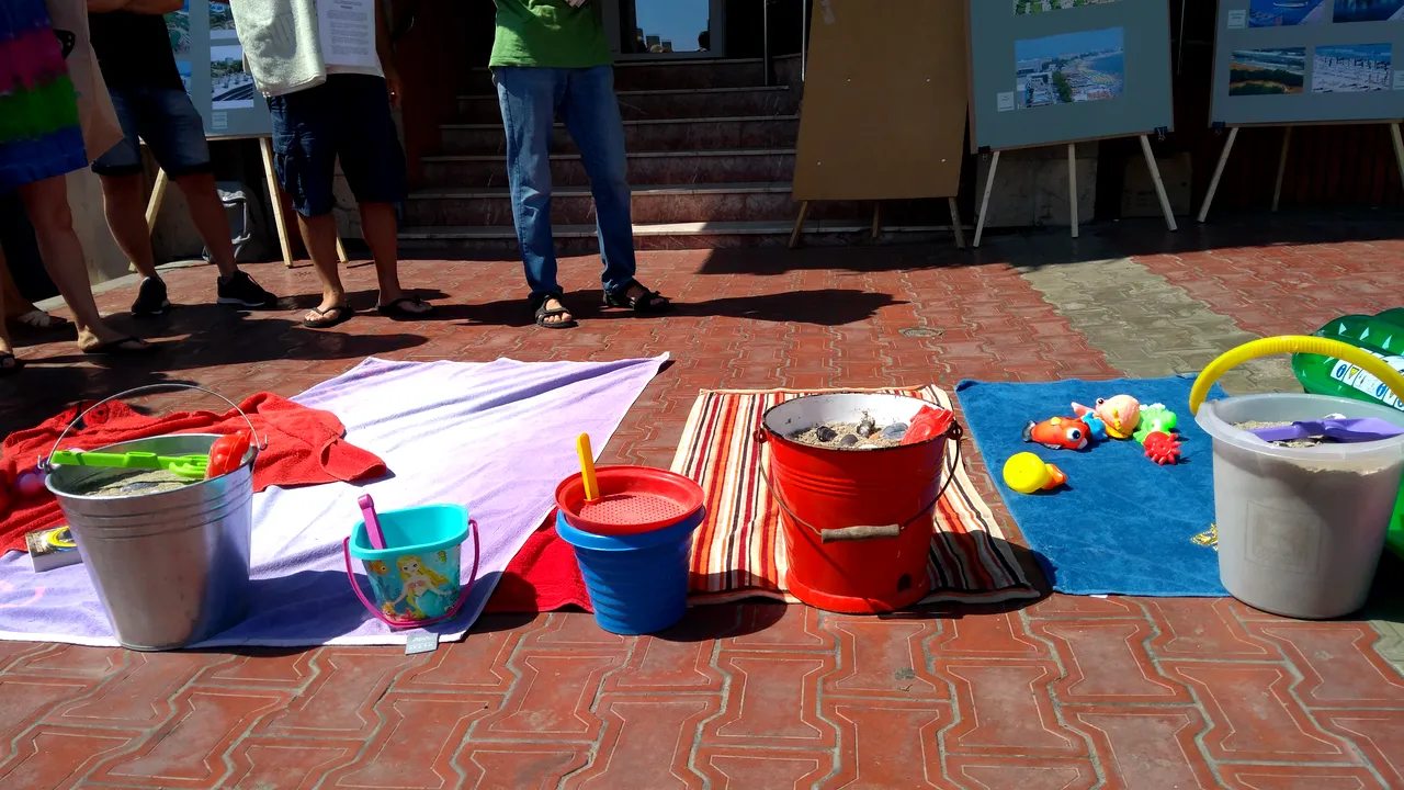 „Bine aţi venit la Marea Albă de plastic”. Protest faţă de sufocarea plajelor cu şezlonguri, la Constanţa | FOTO