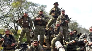 Mercenarii lui Wagner, trimişi să-l lichideze pe Zelenski, formează „armata din umbră a lui Putin”. Folosesc metode brutale, precum violul şi jaful