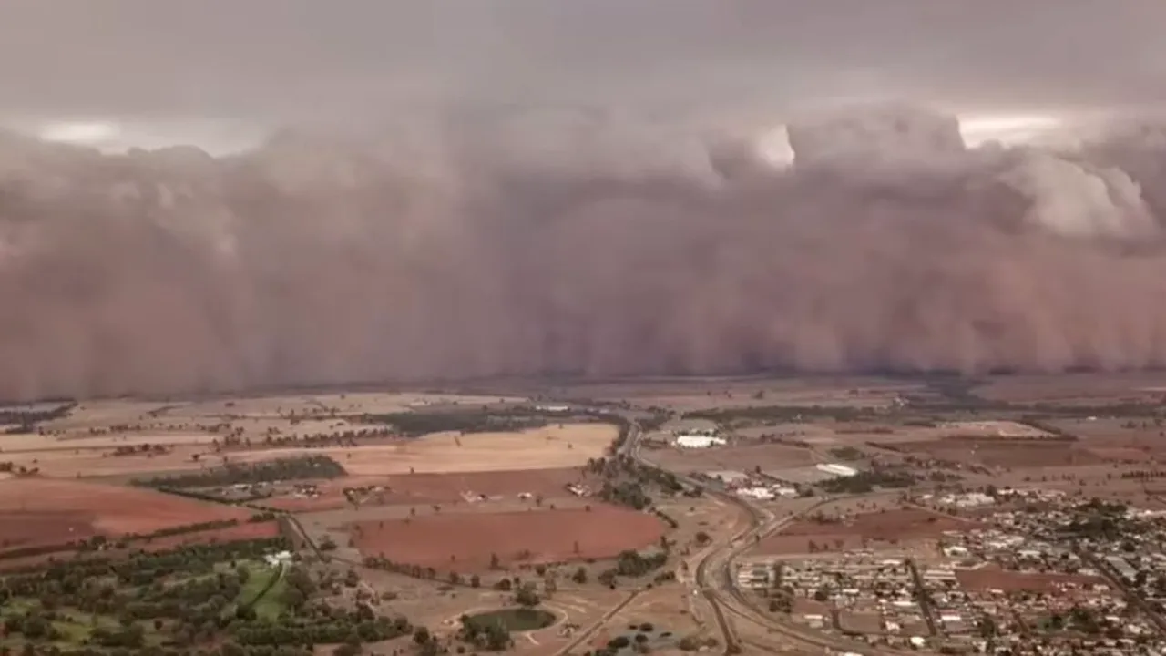 Imagini VIRALE din Australia. Norii groşi de praf au transformat ziua în noapte - VIDEO