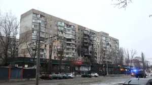 O dronă rusească a lovit un bloc din Odesa. Un apartament de la etajul cinci a fost avariat