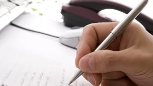 Consilier local, care 4 ani nu a trecut în declaraţia de avere 4 maşini, trimis în judecată
