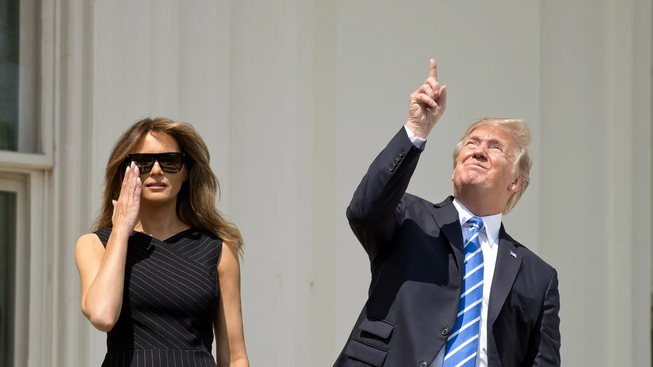 Eclipsa de soare, văzută de la Casa Albă. Preşedintele Trump nu a folosit iniţial ochelarii de protecţie | FOTO, VIDEO