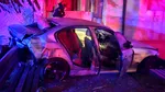 Accident grav în Piatra-Neamț. O mașină a intrat în scara unui bloc, trei persoane au ajuns la spital