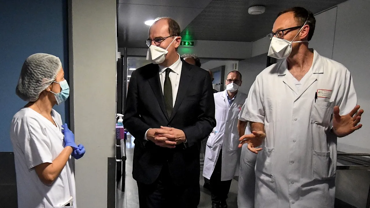 Premierul Franţei anunţă că pregăteşte restricţii până în vara anului viitor: ”Va trebui să trăim cu virusul pe termen lung”