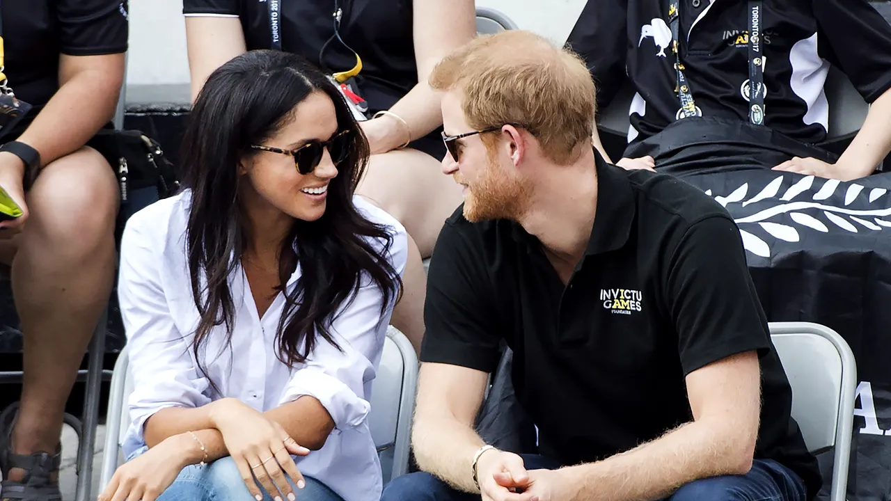 Prinţul Harry se căsătoreşte cu actriţa americană Meghan Markle / Anunţul făcut de Palatul Kensington şi primele fotografii oficiale cu cei doi logodnici | FOTO, VIDEO