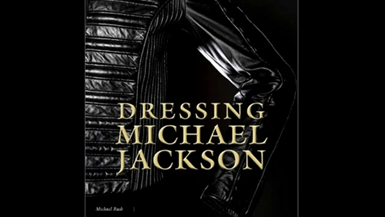 Costume de scenă ale cântăreţului Michael Jackson, prezentate într-un turneu mondial