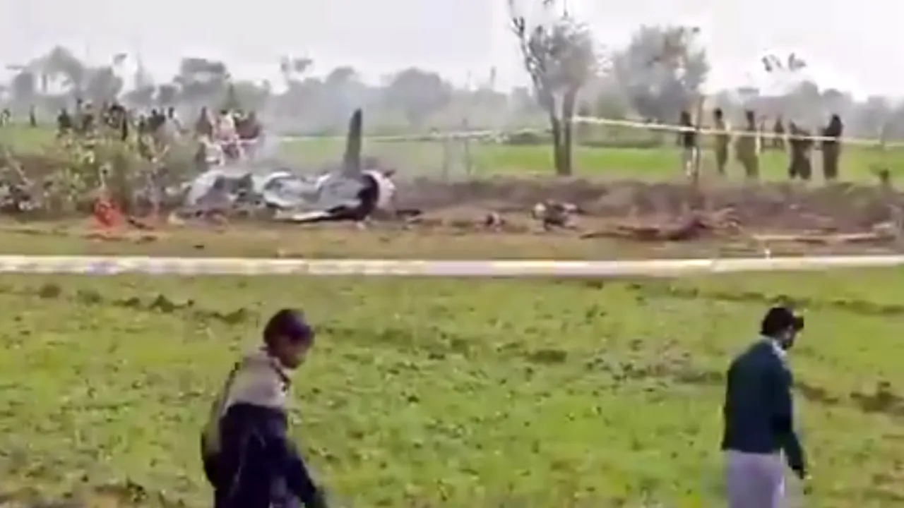 Un avion militar s-a prăbuşit în Pakistan. Piloţii au murit - VIDEO