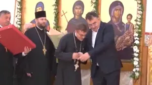 Un preot a încercat să-i sărute mâna lui Marian Oprişan în timpul unei ceremonii. Imaginile au devenit virale pe Facebook - VIDEO