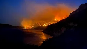 Pompierii români luptă cu incendiile în Grecia. Au protejat 50 de locuinţe ameninţate de flăcări
