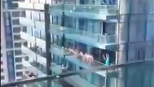 VIDEO O şedinţă foto s-a încheiat după gratii, după ce 15 femei au renunţat la haine pentru o reclamă