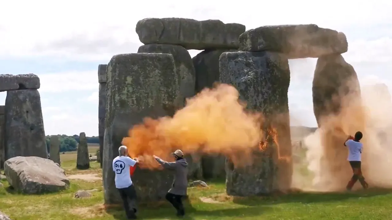 Celebrul complex Stonehenge, acoperit cu vopsea portocalie de protestatari de mediu