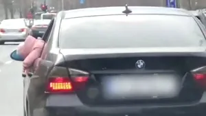 Cazul copilui transportat în maşină aplecat pe geamul deschis: avertisment scris şi puncte penalizare