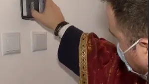 Un preot român a ajuns vedetă pe Tik Tok, după ce a aplicat o ştampilă în formă de cruce pe peretele unei case. Videoclipul are peste 1 milion de vizualizări