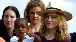 Madonna nu renunţă la adopţie (Video)