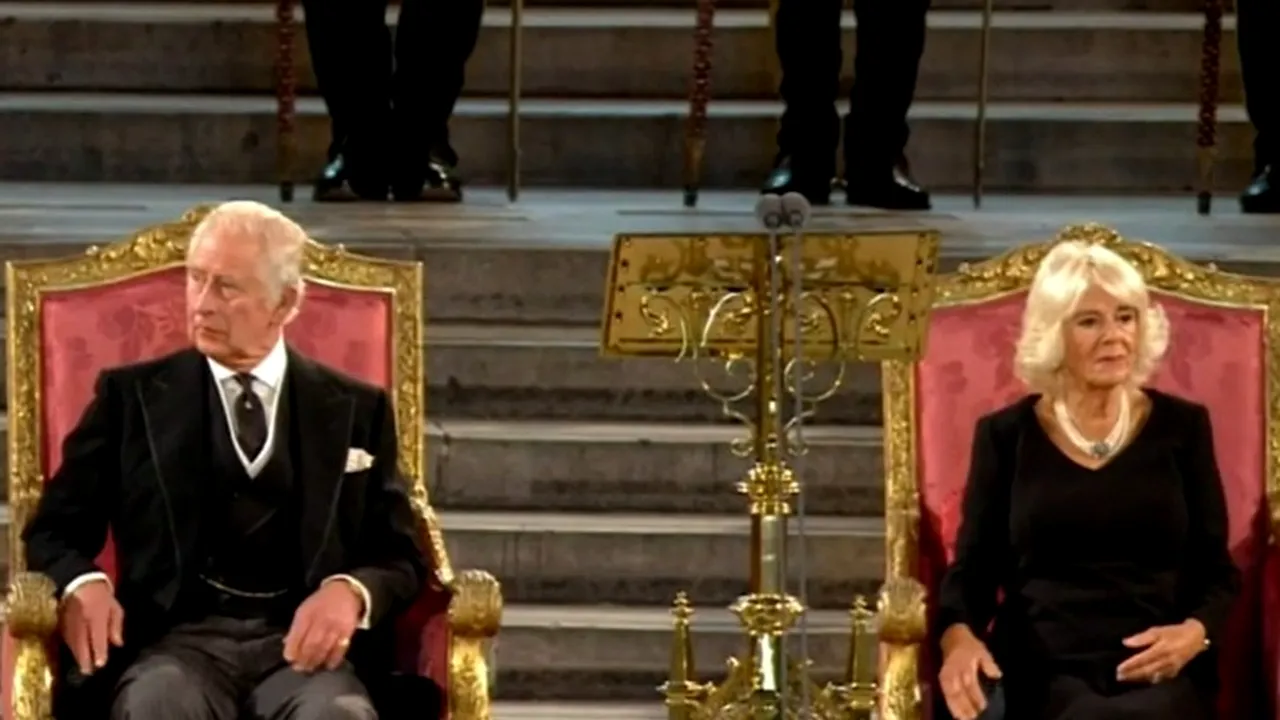 Regele Charles a ajuns la Palatul Buckingham. Sicriul Reginei Elisabeta ajunge la Londra 