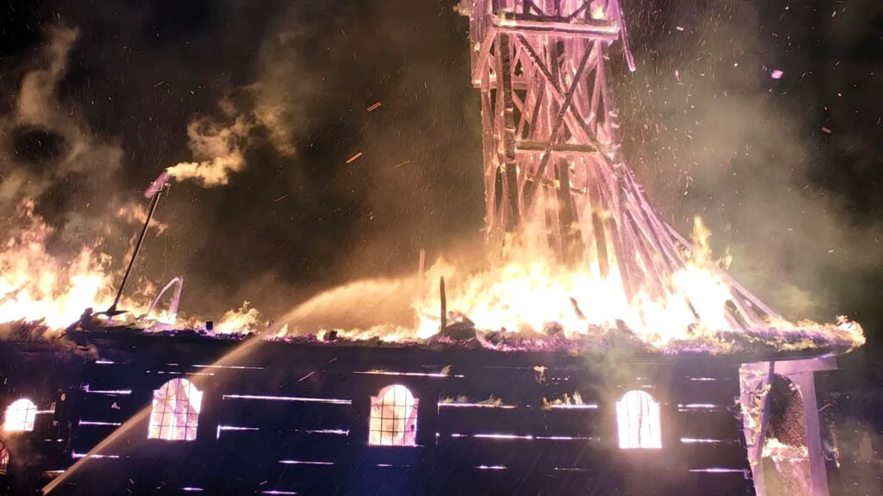 Incendiu violent la o biserică de lemn din Maramureș. Flăcările au cuprins și turla de 25 de metri