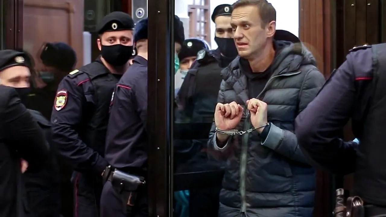 Lipsirea de libertate, compensată în bani după aproape 10 ani. Rusia acceptă să-i plătească lui Alexei Navalnîi 8.500 de euro pentru detenţia din 2012