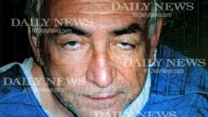 Fotografie cu Dominique Strauss-Kahn cu privirea pierdută, obosit, neras şi în haine de închisoare