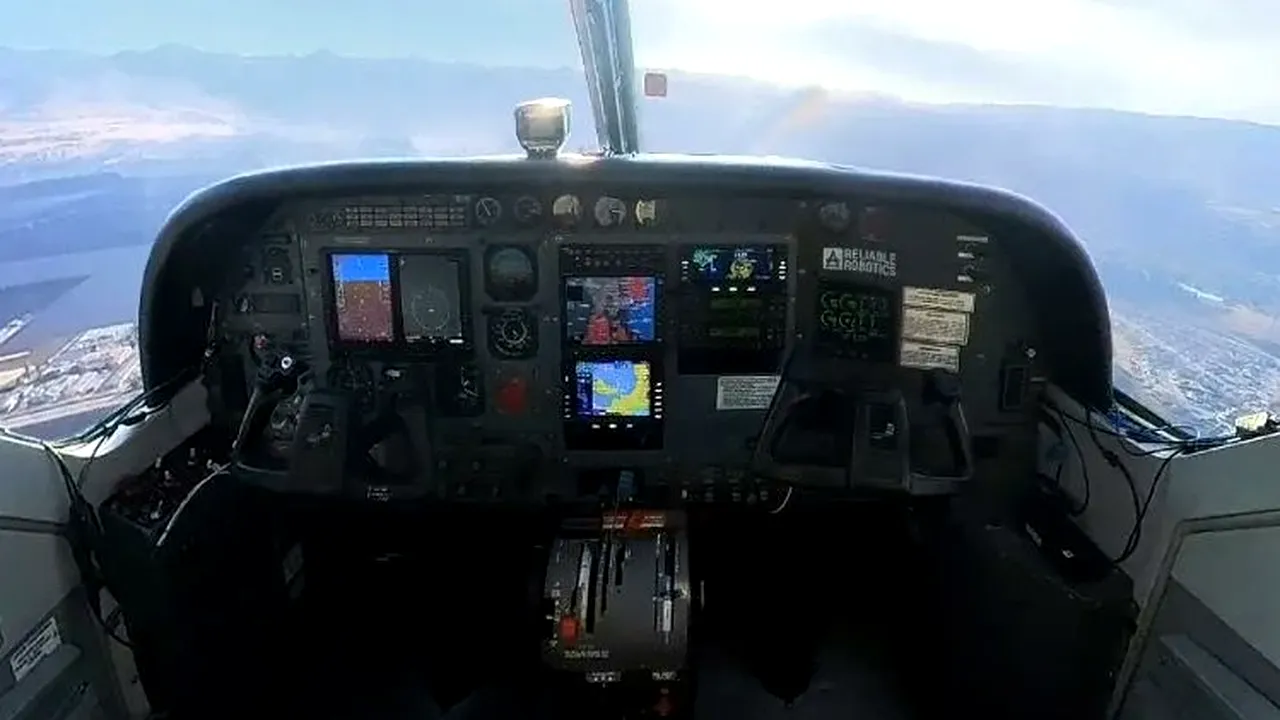Un avion cargo a zburat peste 80 de kilometri fără pilot la bord 