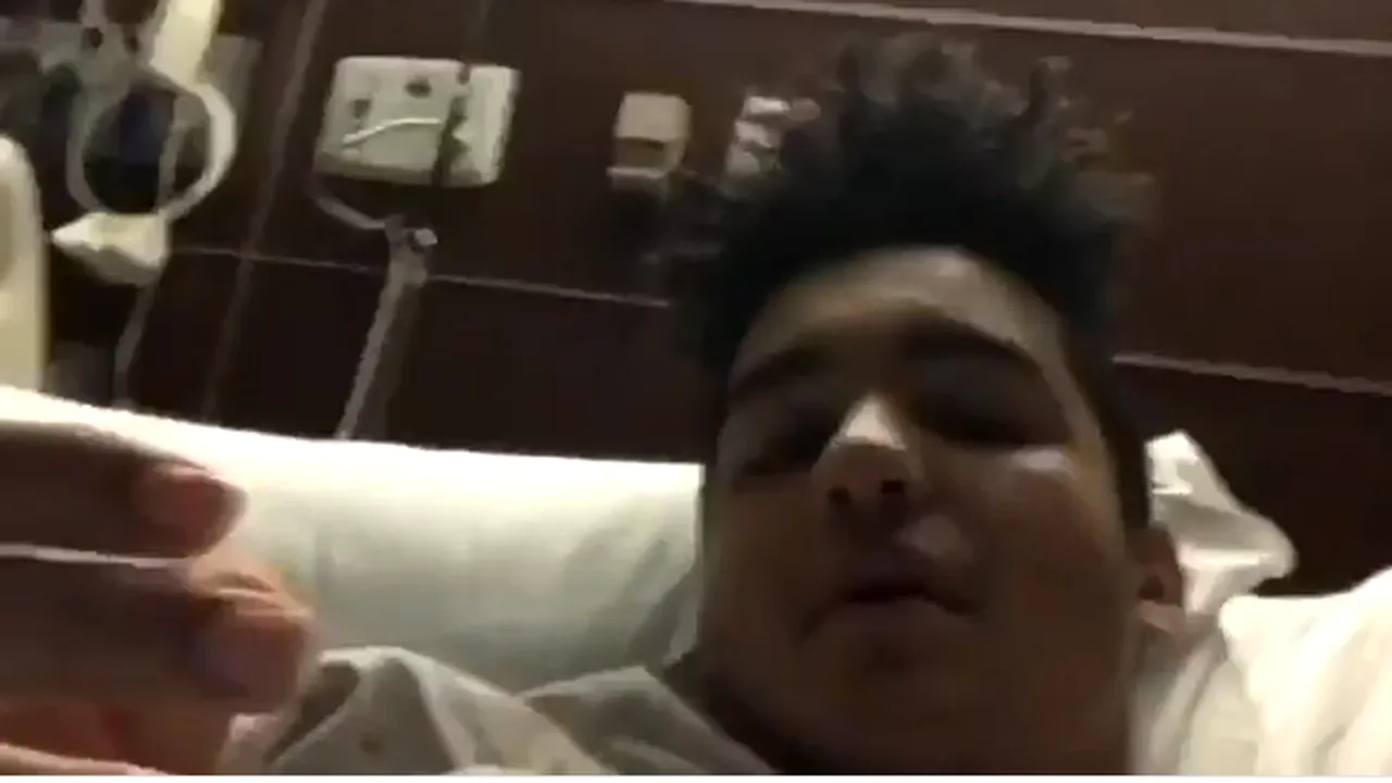 COVID-19: Un influencer a fost testat pozitiv cu virusul după ce a făcut „Coronavirus Challenge. Tânărul a lins capacul unui vas de toaletă

