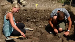 Locuinţe medievale şi ceramică romană, găsite în templul zeului Mithras descoperit la Alba Iulia