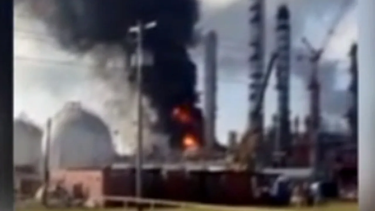EXPLOZIE la o rafinărie din SUA: Cel puţin un mort şi şase răniţi, în urma incendiului declanşat - VIDEO