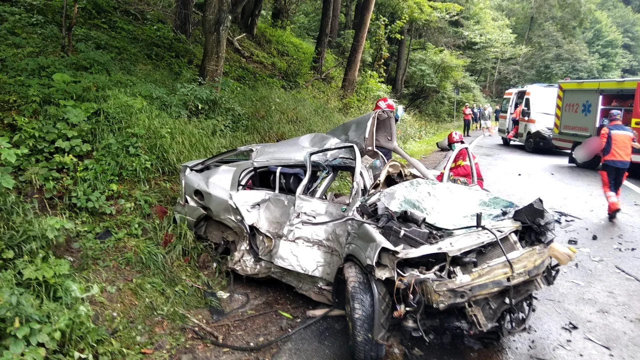 Accident cu doi morţi şi patru răniţi, în urma impactului între o maşină şi un TIR. Printre victime se numără şi doi copii