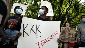 Bărbatul care a intrat cu maşina într-un grup de protestatari din Virginia este membru al Ku Klux Klan