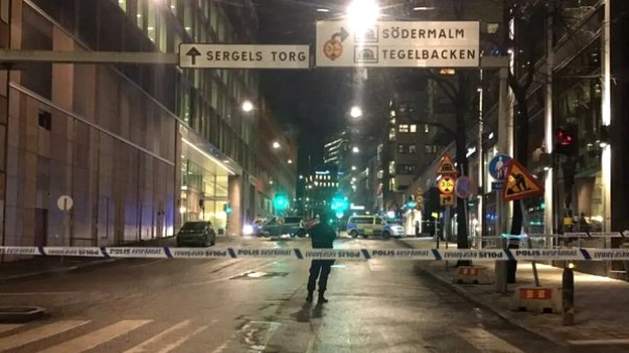 Explozie soldată cu daune materiale în faţa unui centru comercial din Stockholm